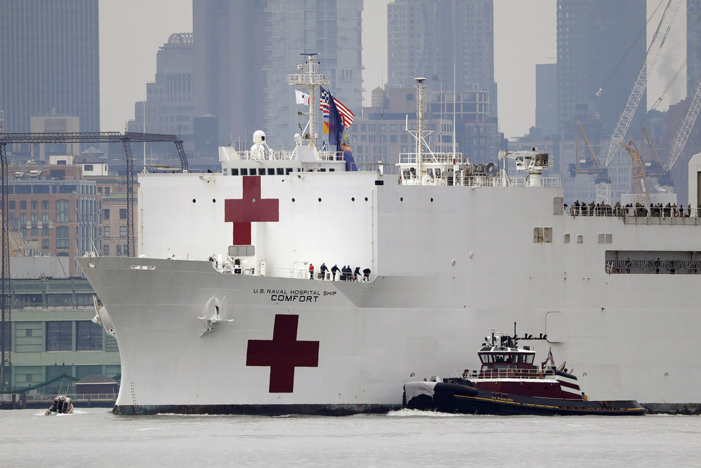 Das Lazarettschiff "USNS Comfort" der US-amerikanischen Marine kommt im Hafen von New York an. Es ist zur Entlastung der Krankenhäuser gedacht. 