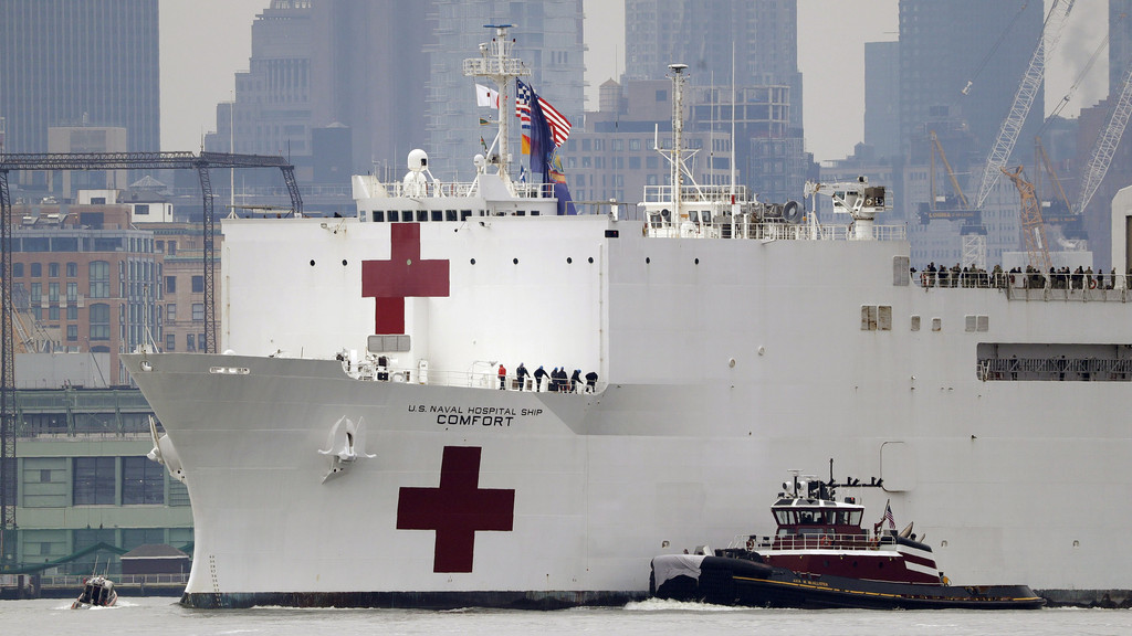 Das Lazarettschiff "USNS Comfort" der US-amerikanischen Marine kommt im Hafen von New York an. Es ist zur Entlastung der Krankenhäuser gedacht. 