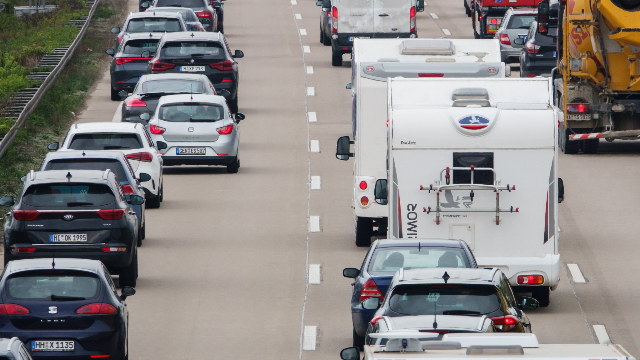 Autos stehen am Gründonnerstag 2022 auf der Autobahn A7 im Stau (Symbolbild).