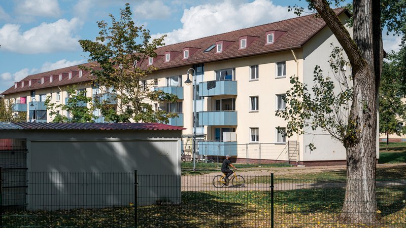 Blick auf ein Wohnhaus auf dem Gelände der Aufnahmeeinrichtung Oberfrankens. 