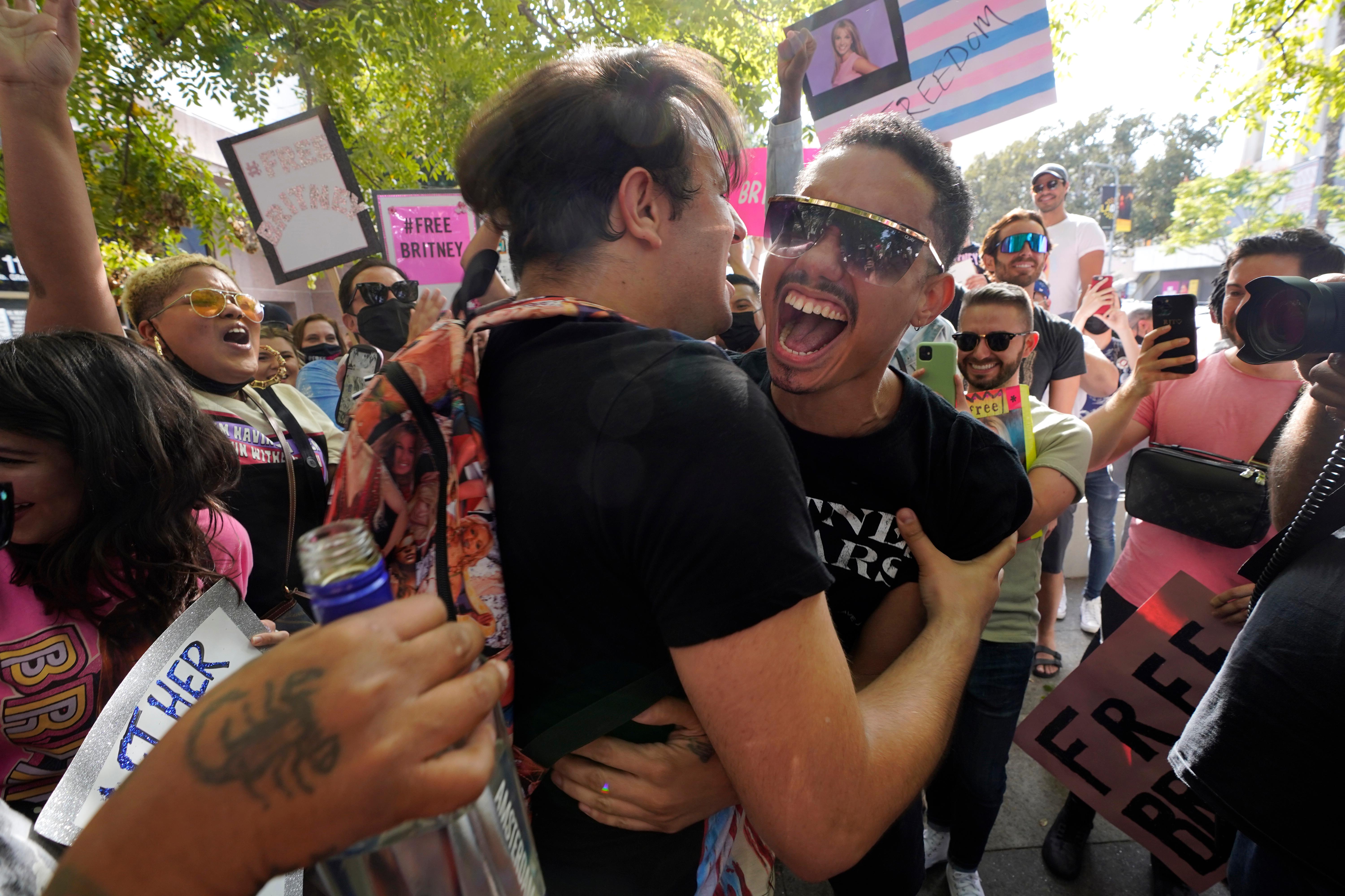 Am 29. September hatte ein Gericht Britney Spears'Vater als Vormund abgesetzt. Schon damals hatten ihre Fans gefeiert. | Bild:picture alliance / ASSOCIATED PRESS | Chris Pizzello