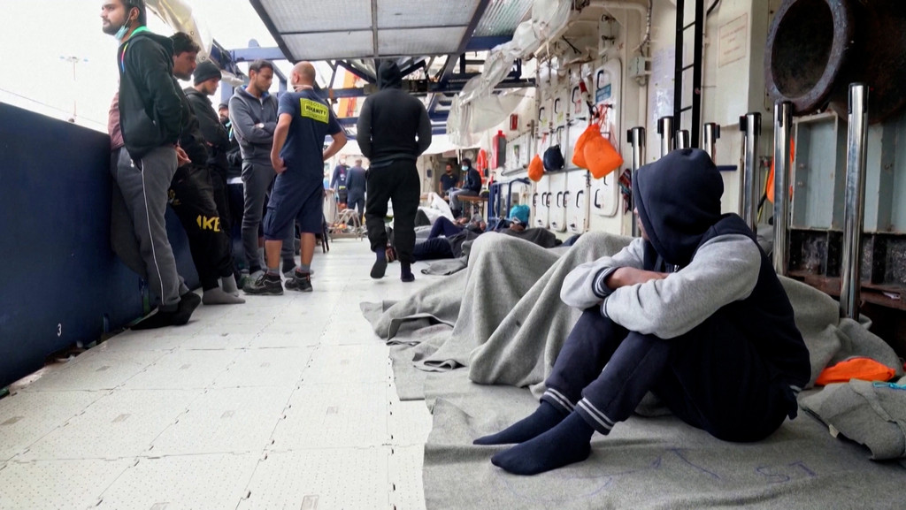 Noch immer harren 35 Männer auf dem deutschen Schiff "Humanity 1" im Hafen von Catania aus.