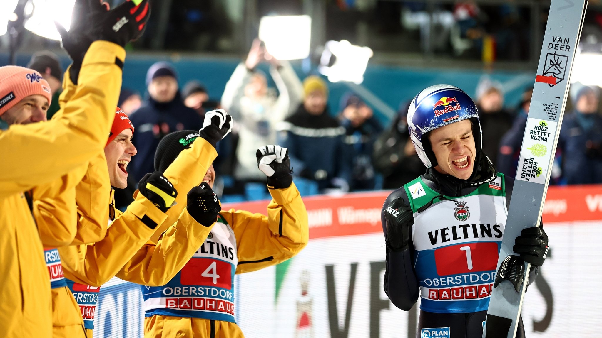 "Bin sprachlos": Wellinger gewinnt Auftaktspringen in Oberstdorf