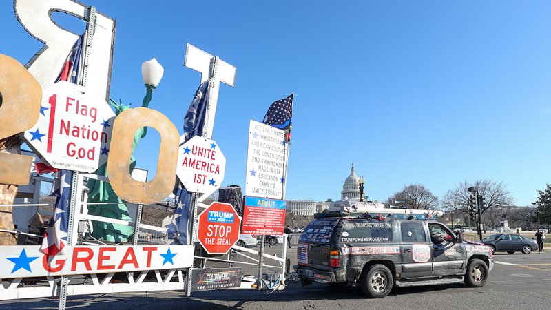 Archivbild 8.1.2021: Truck mit der Aufschrift "Stop the steal"; "Unite America 1st" in Washington D.C. nach dem Sturm aufs Capitol | Bild: picture alliance / AA | Tayfun Coskun Archivbild 8.1.2021: Truck mit der Aufschrift "Stop the steal"; "Unite America 1st" in Washington D.C. nach dem Sturm aufs Capitol