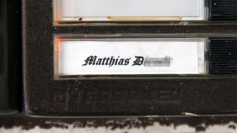 Klingelschild mit dem Namen von Matthias D. 2011 in Johanngeorgenstadt | Bild: pa/dpa/ Haertelpress Klingelschild mit dem Namen von Matthias D. 2011 in Johanngeorgenstadt