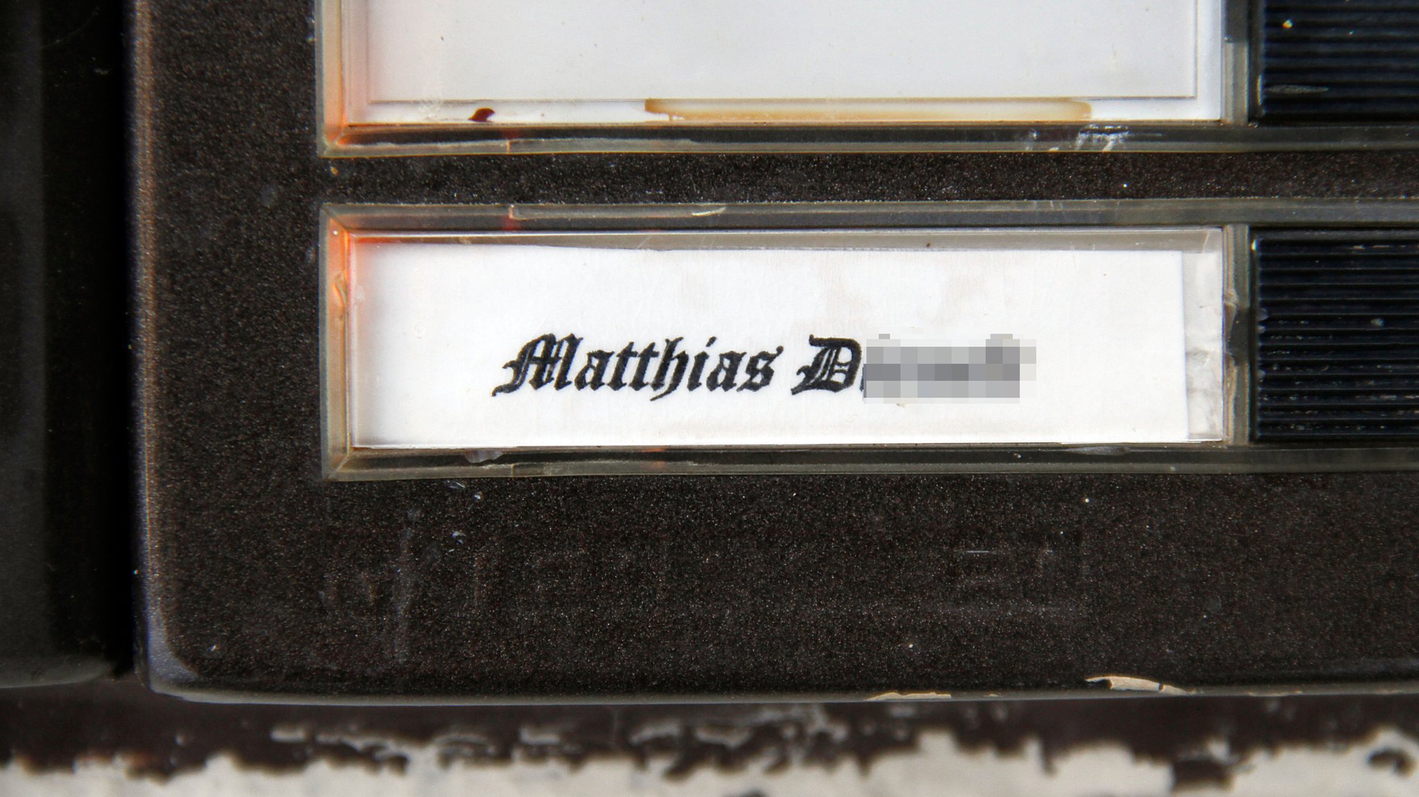 Klingelschild mit dem Namen von Matthias D. 2011 in Johanngeorgenstadt 