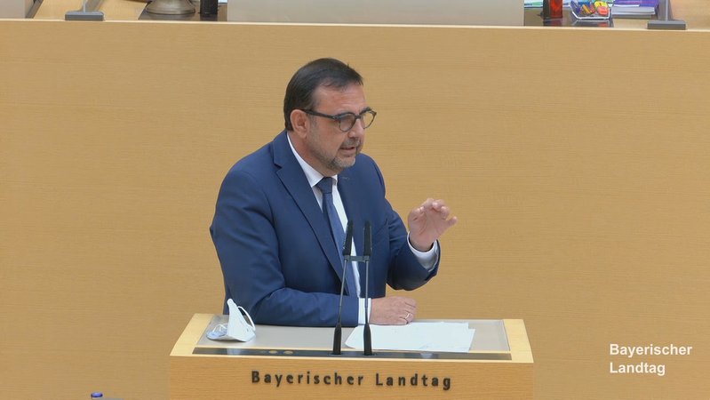 Bayerns Gesundheitsminister Holetschek (CSU) und der SPD-Fraktionschef von Brunn liefern sich am 08.06.21 ein hitziges Rededuell im Landtag.