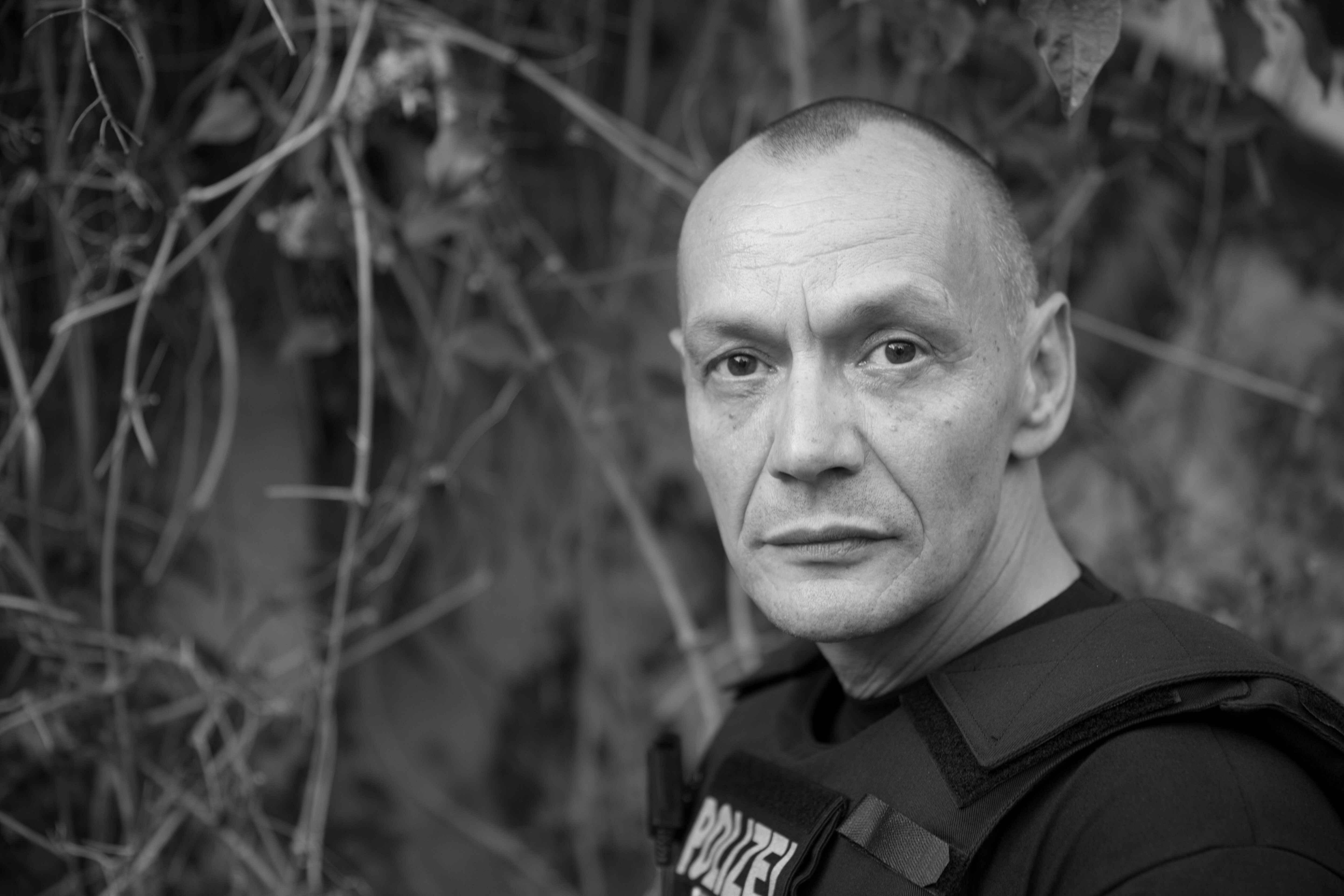 Der Schauspieler Torsten Michaelis posiert bei Dreharbeiten zu einer Folge der ARD-Krimiserie "Hauptstadtrevier"