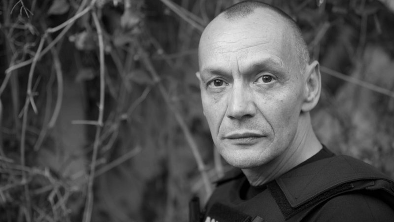 Der Schauspieler Torsten Michaelis posiert bei Dreharbeiten zu einer Folge der ARD-Krimiserie "Hauptstadtrevier" | Bild: picture alliance / dpa | Jörg Carstensen Der Schauspieler Torsten Michaelis posiert bei Dreharbeiten zu einer Folge der ARD-Krimiserie "Hauptstadtrevier"