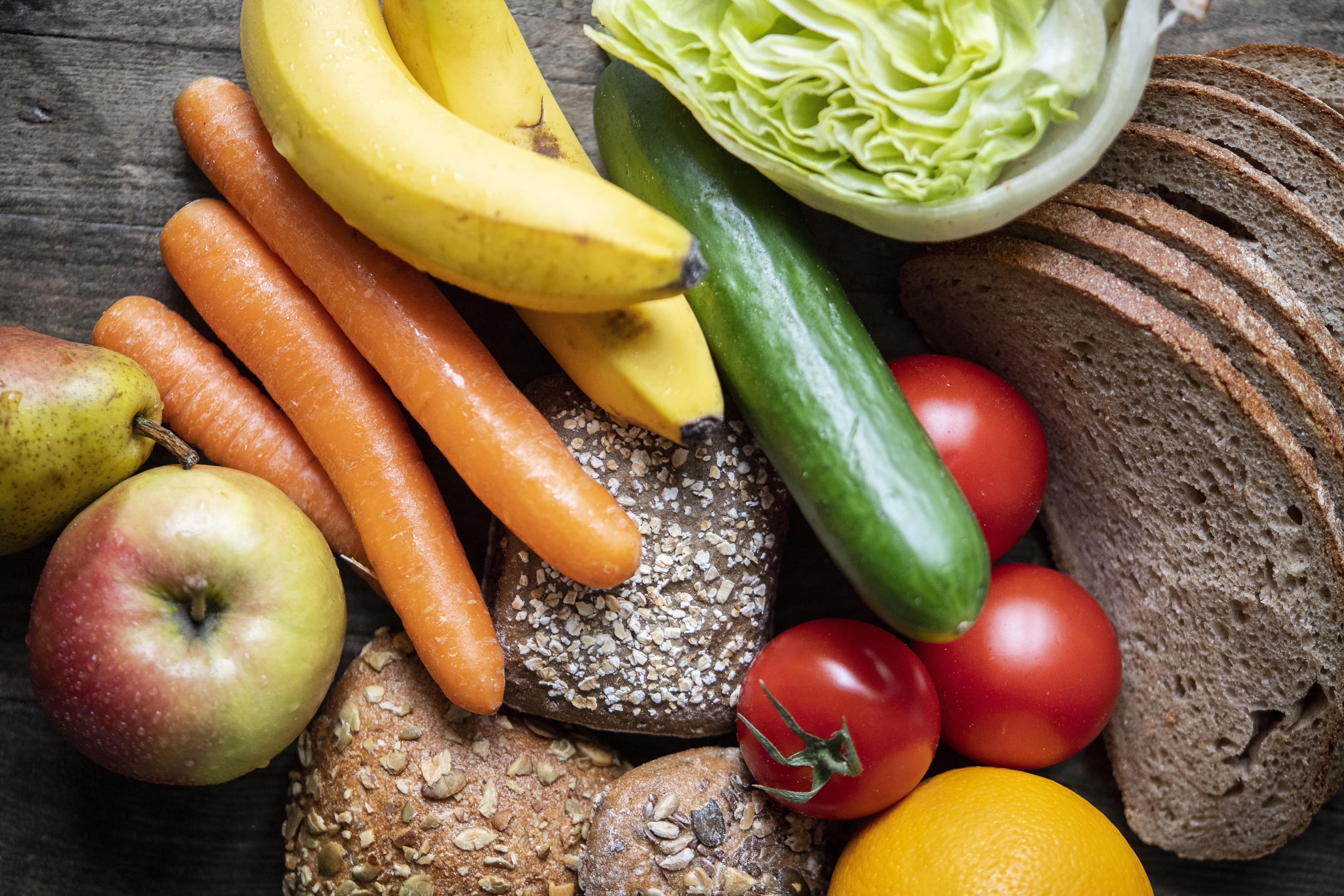 Obst, Gemüse und Vollkornprodukte liegen auf einem Tisch