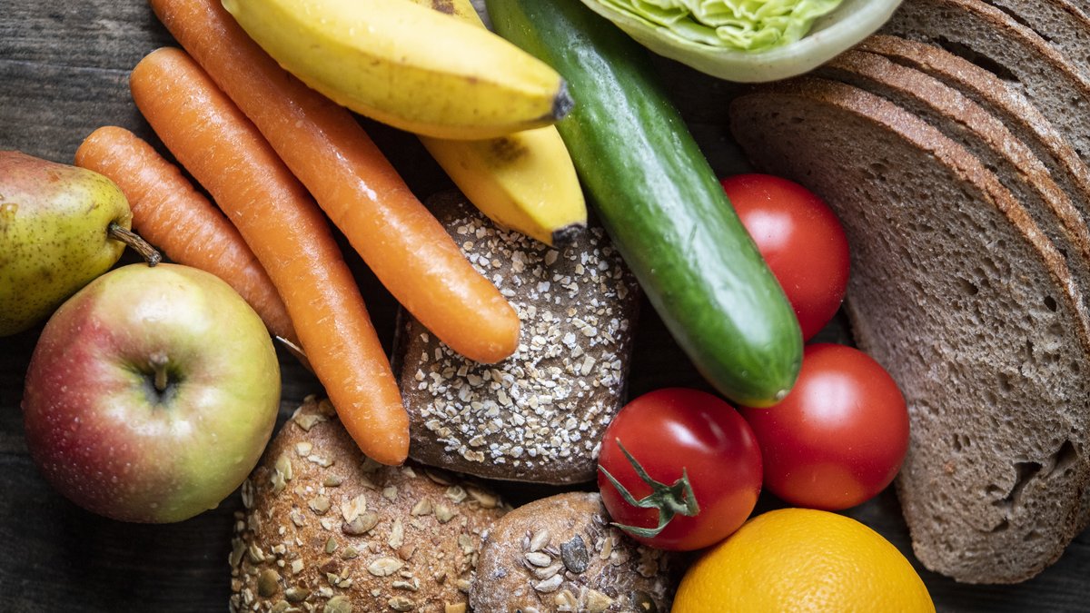 Obst, Gemüse und Vollkornprodukte liegen auf einem Tisch
