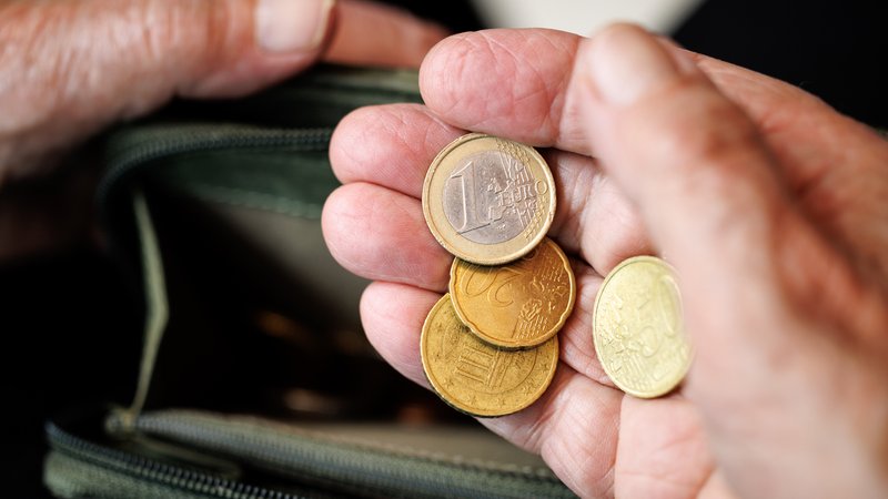 Armut im Alter ist ein wachsendes Problem | Bild: pa/dpa/Matthias Balk Armut im Alter ist ein wachsendes Problem