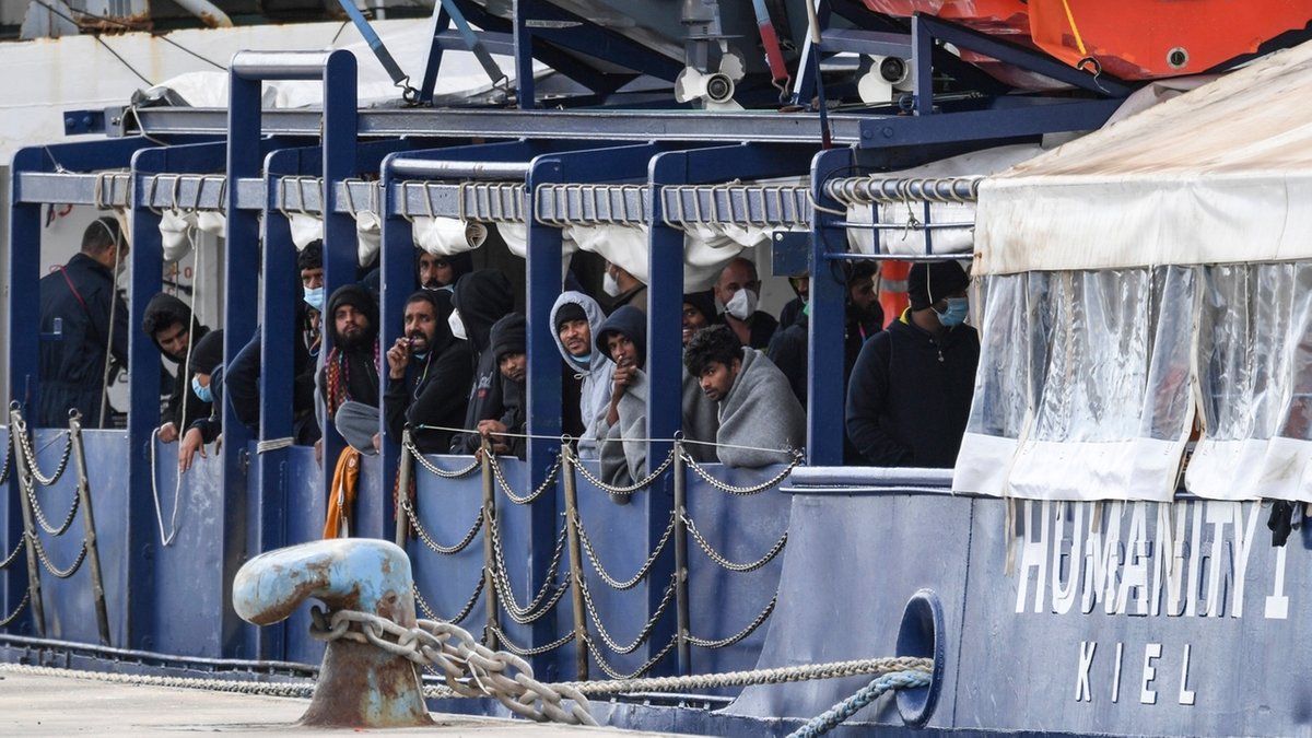 06.11.2022, Italien, Catania: Migranten stehen an Deck der «Humanity 1» im sizilianischen Hafen von Catania. Mehr als 140 Bootsmigranten haben das deutsche Schiff «Humanity 1» im Hafen der italienischen Stadt Catania verlassen. 
