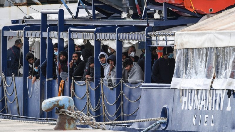 06.11.2022, Italien, Catania: Migranten stehen an Deck der «Humanity 1» im sizilianischen Hafen von Catania. Mehr als 140 Bootsmigranten haben das deutsche Schiff «Humanity 1» im Hafen der italienischen Stadt Catania verlassen. 
