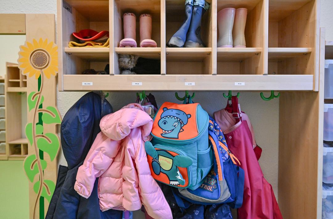 Symbolbild: Kleidung von Kindern hängt in einer Kita