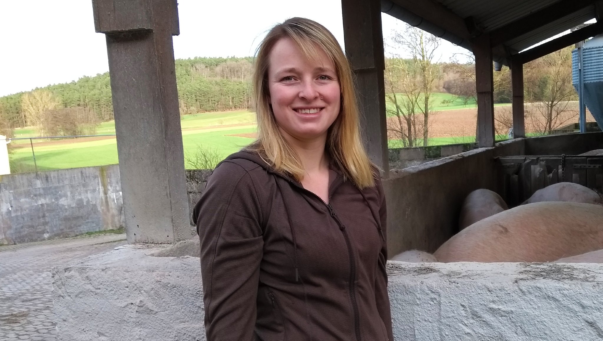 Carola Reiner steht vor dem Auslauf der Muttersauen auf ihrem Hof in Oberdachstetten.