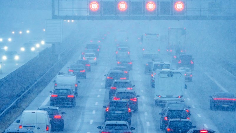 Salzburger Autobahn: Reiseverkehr in Richtung Skigebiete | Bild: picture alliance / Wolfgang Maria Weber | R7172 Salzburger Autobahn: Reiseverkehr in Richtung Skigebiete
