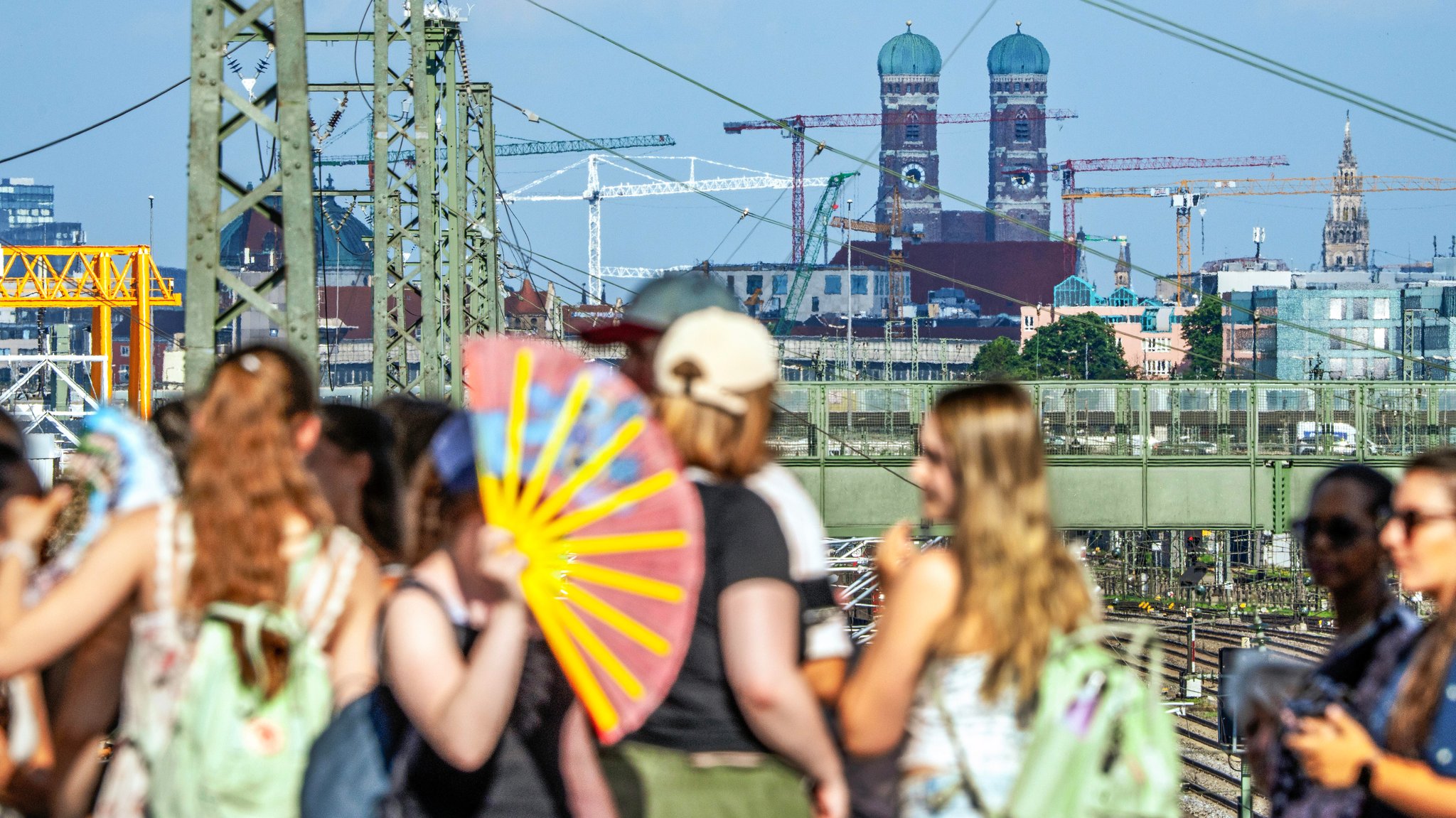24. Juni 2026 in München: Menschen überqueren die Friedenheimer Brücke, im Hintergrund Bahngleise und Blick Richtung Hauptbahnhof. | Bild: picture alliance / Wolfgang Maria Weber | R7172 24. Juni 2026 in München: Menschen überqueren die Friedenheimer Brücke, im Hintergrund Bahngleise und Blick Richtung Hauptbahnhof.