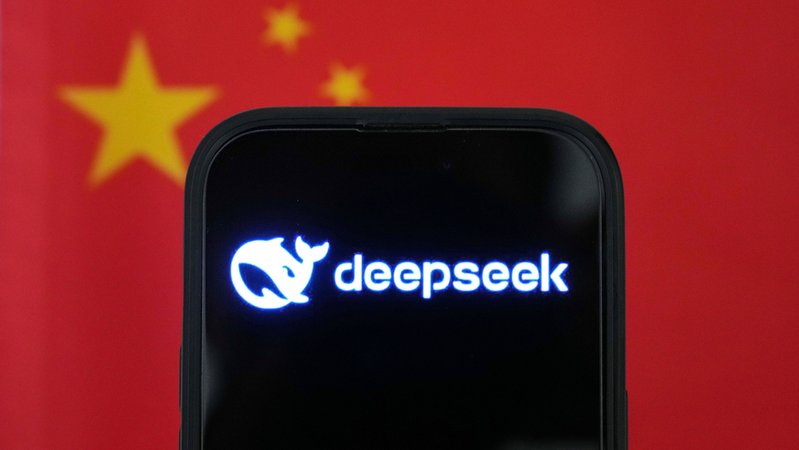 Der chinesische KI-Dienst DeepSeek macht keinen Hehl daraus: Sämtliche Nutzerdaten werden nach China übermittelt. | Bild: BR 2025 Der chinesische KI-Dienst DeepSeek macht keinen Hehl daraus: Sämtliche Nutzerdaten werden nach China übermittelt.