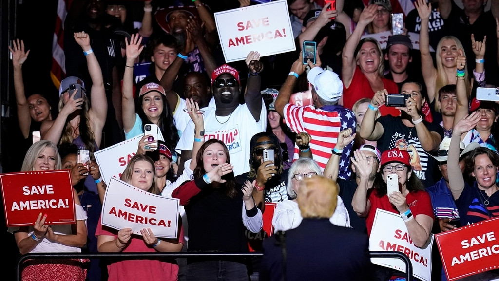 23.07.2022, USA, Prescott: Der ehemaliger US-Präsident Trump bedankt sich bei seinen Anhängern, nachdem er auf einer "Save America"-Kundgebung in Prescott, Arizona, gesprochen hat. | Bild: dpa-Bildfunk/Ross D. Franklin 23.07.2022, USA, Prescott: Der ehemaliger US-Präsident Trump bedankt sich bei seinen Anhängern, nachdem er auf einer "Save America"-Kundgebung in Prescott, Arizona, gesprochen hat.