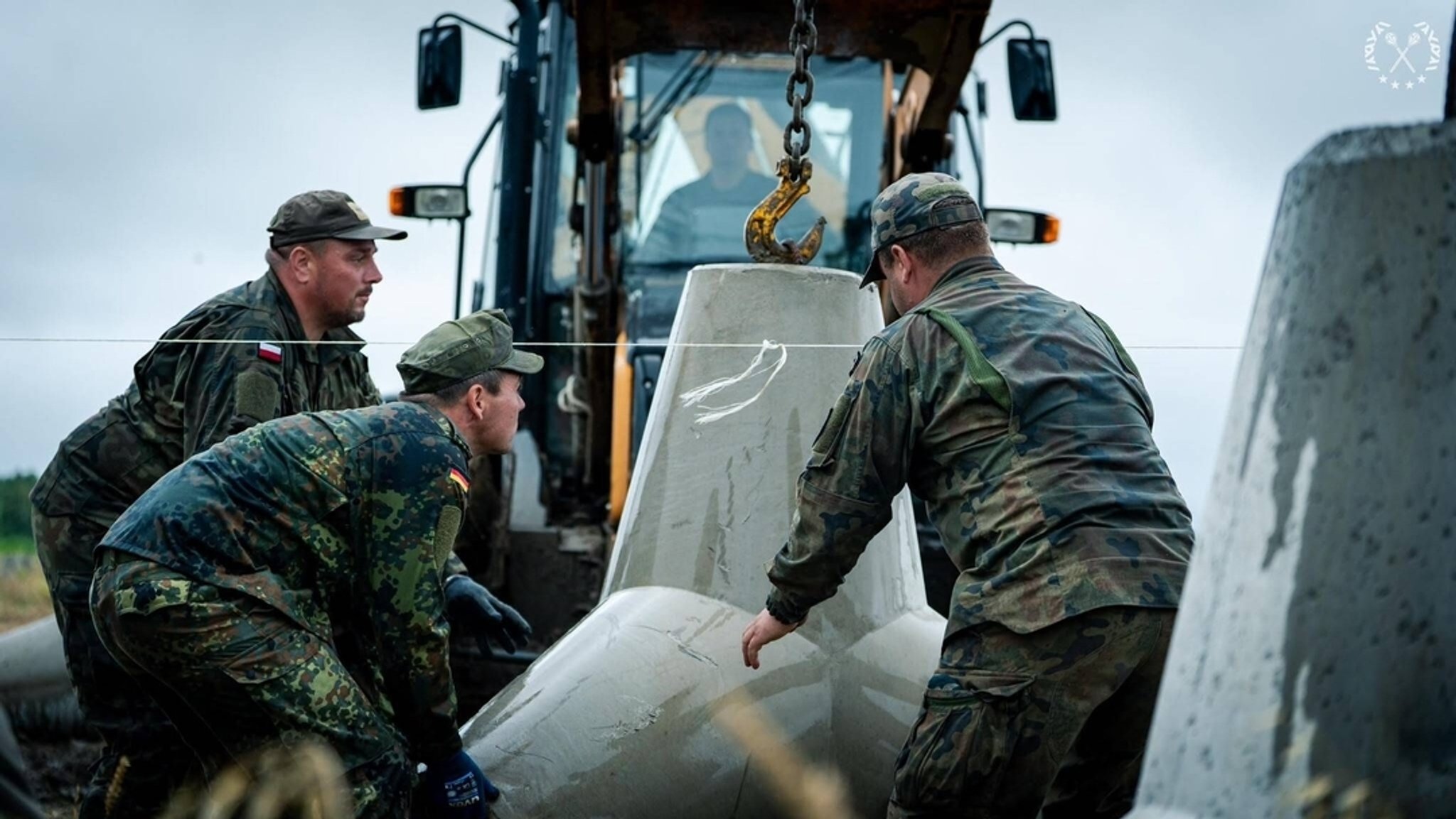Polnische und deutsche Soldaten arbeiten an der Verstärkung der Befestigungsanlage der polnischen Grenze. Die sogenannten Drachenzähne dienen als Panzerhindernisse.