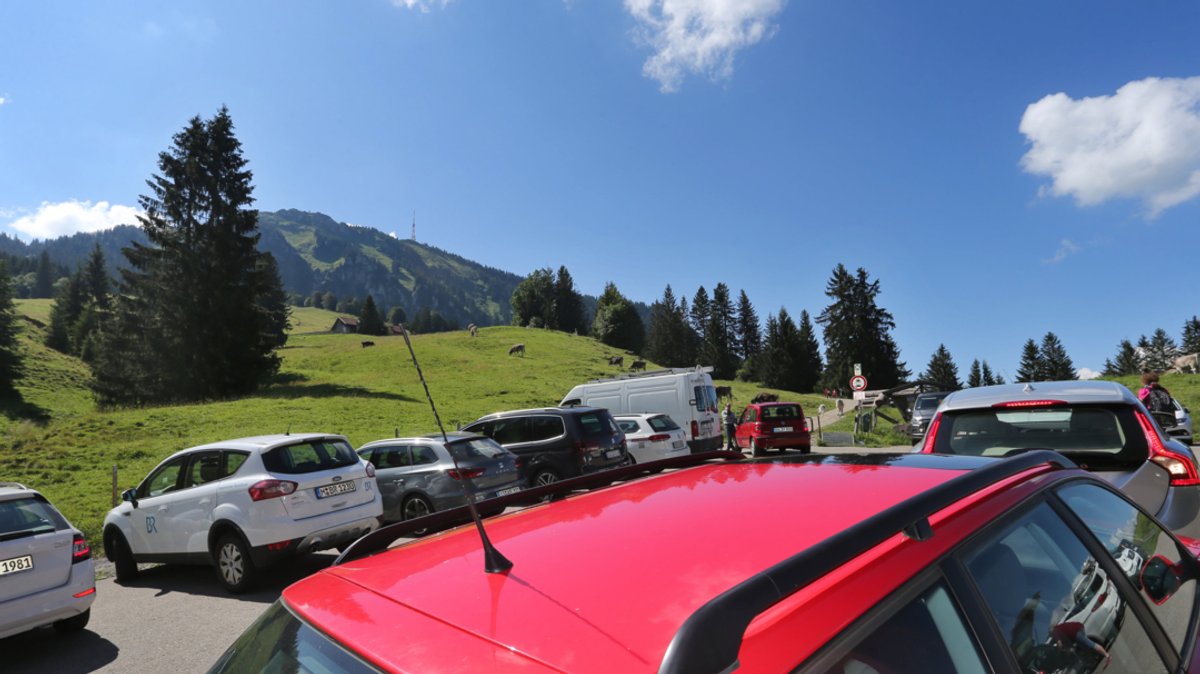 Belegter Wanderparkplatz in den bayerischen Alpen