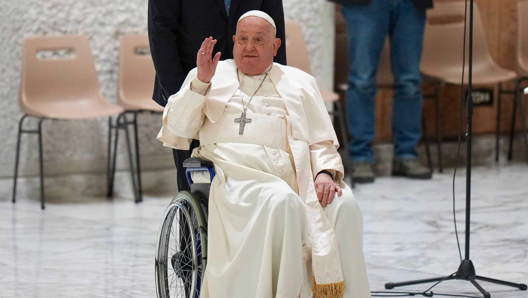 Zuletzt stark von Krankheit gezeichnet: Papst Franziskus gut zwei Monate vor seinem Tod am 21. April 2025. Er sitzt in einem Rollstuhl und hat die Hand zum Gruß erhoben.