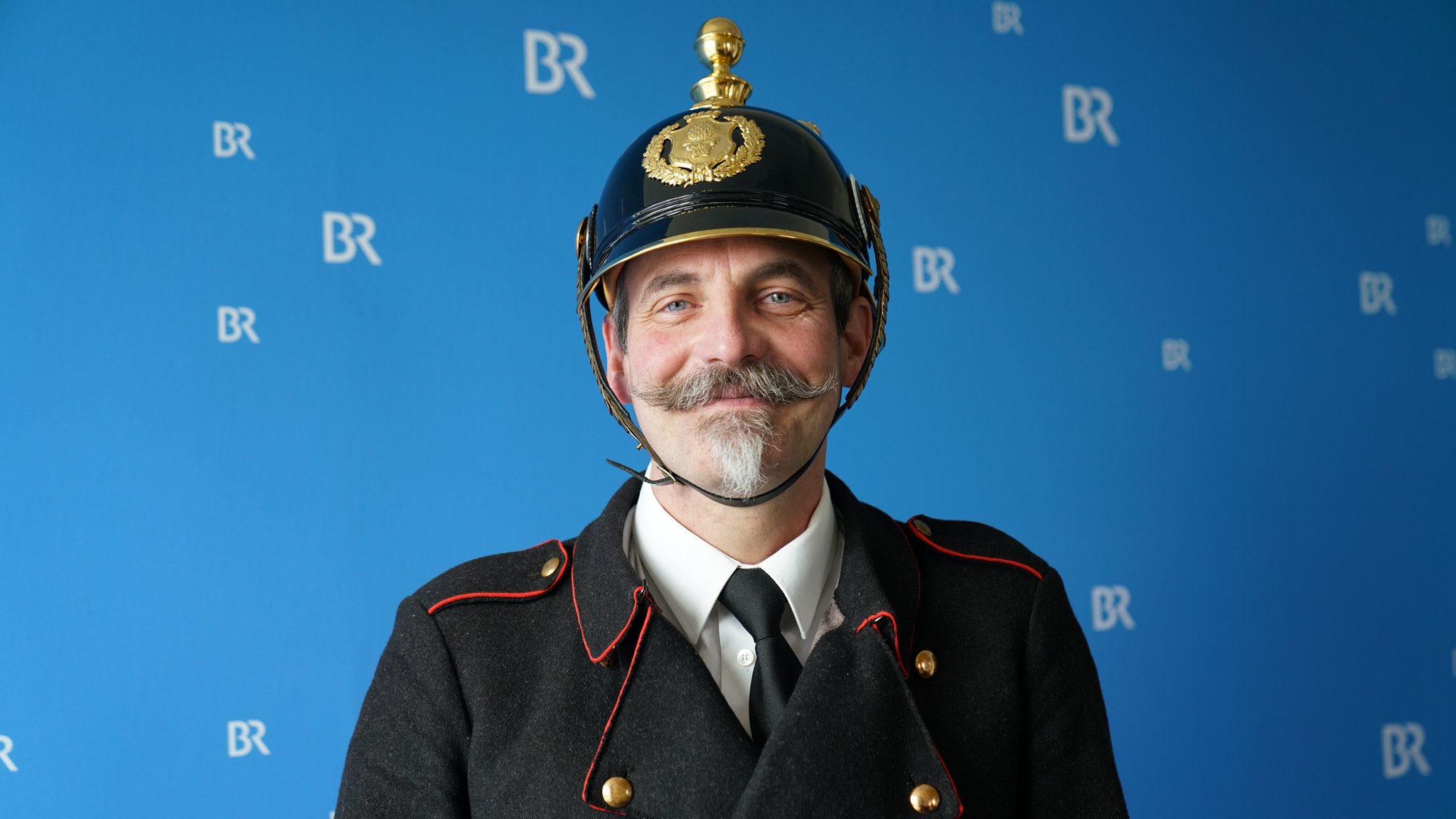 Haube, Goldknöpfe, Uniform aus Wolle. Diese Feuerwehrkleidung von 1900 trug Friedhelm Bechtel von der Berufsfeuerwehr Augsburg beim BR-Gespräch.