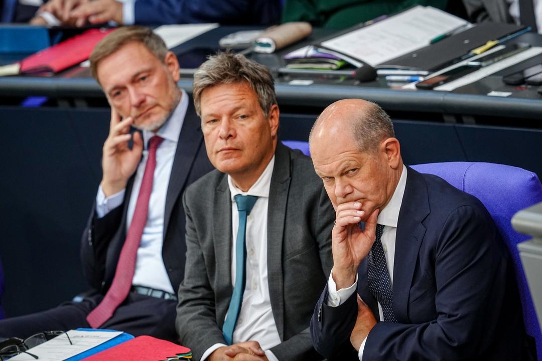06.06.2024, Berlin: Christian Lindner (l-r, FDP), Bundesminister der Finanzen, Robert Habeck (Bündnis 90/Die Grünen), Bundesminister für Wirtschaft und Klimaschutz, und Bundeskanzler Olaf Scholz (SPD) nehmen an einer Sitzung des Bundestags teil.