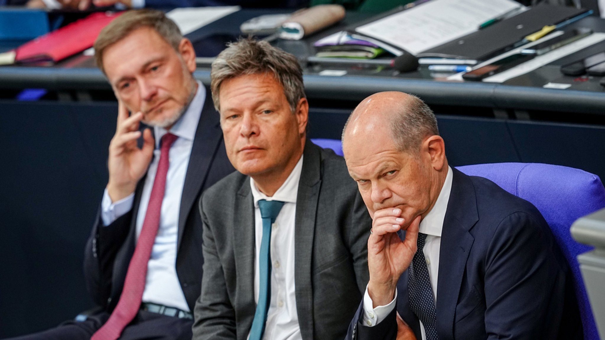 06.06.2024, Berlin: Christian Lindner (l-r, FDP), Bundesminister der Finanzen, Robert Habeck (Bündnis 90/Die Grünen), Bundesminister für Wirtschaft und Klimaschutz, und Bundeskanzler Olaf Scholz (SPD) nehmen an einer Sitzung des Bundestags teil.