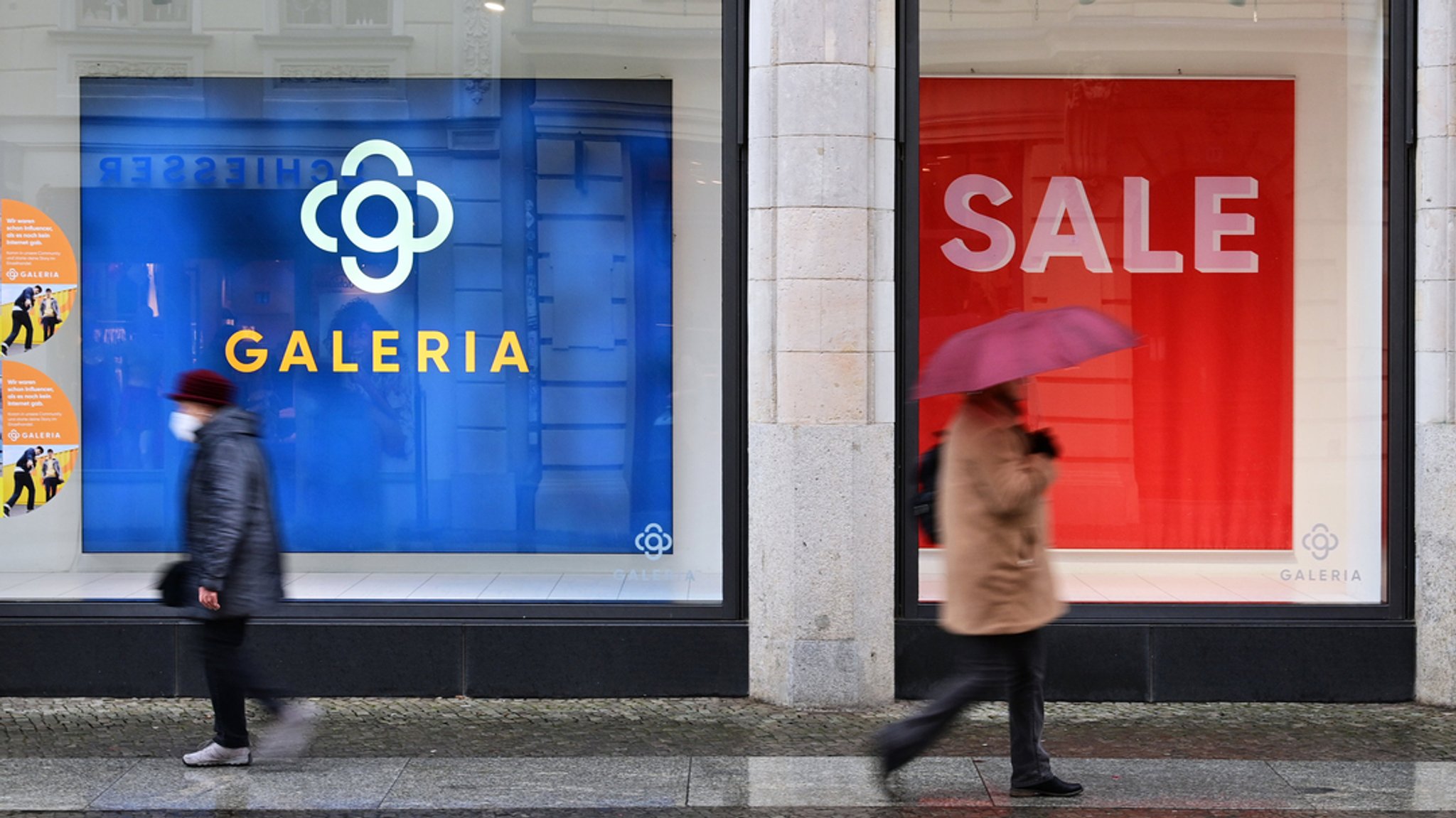 Passanten gehen an einer Filiale von Galeria Karstadt vorbei.