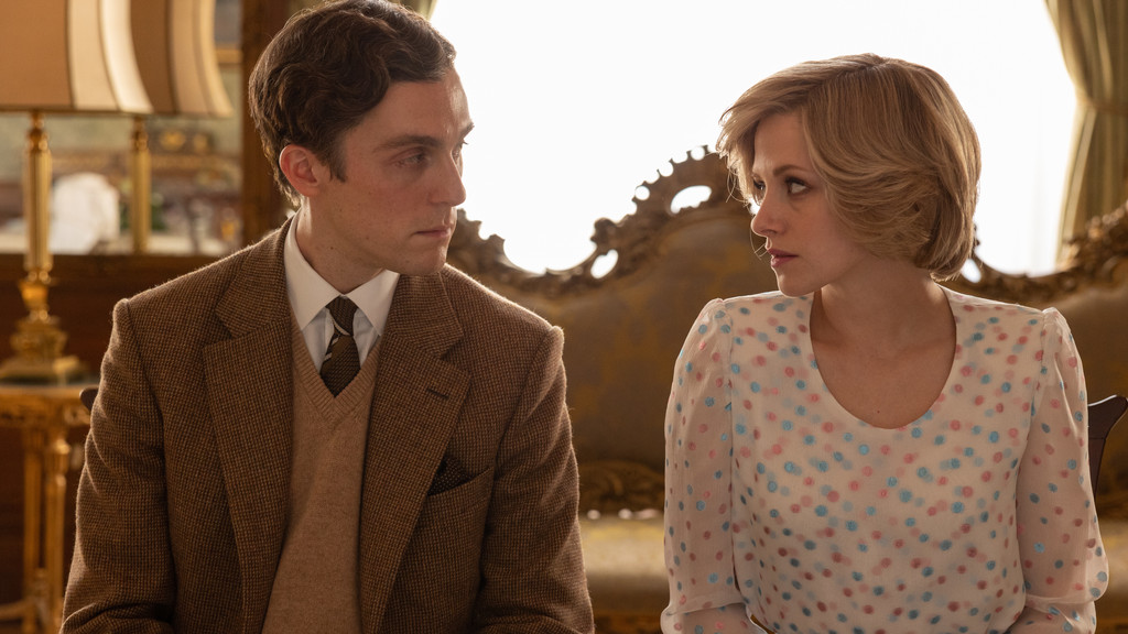 Jack Farthing und Kristen Stewart sitzen als Prinz Charles und Lady Di auf einem Sofa auf dem Landsitz der Royals in "Spencer". | Bild: DCM Jack Farthing und Kristen Stewart sitzen als Prinz Charles und Lady Di auf einem Sofa auf dem Landsitz der Royals in "Spencer".