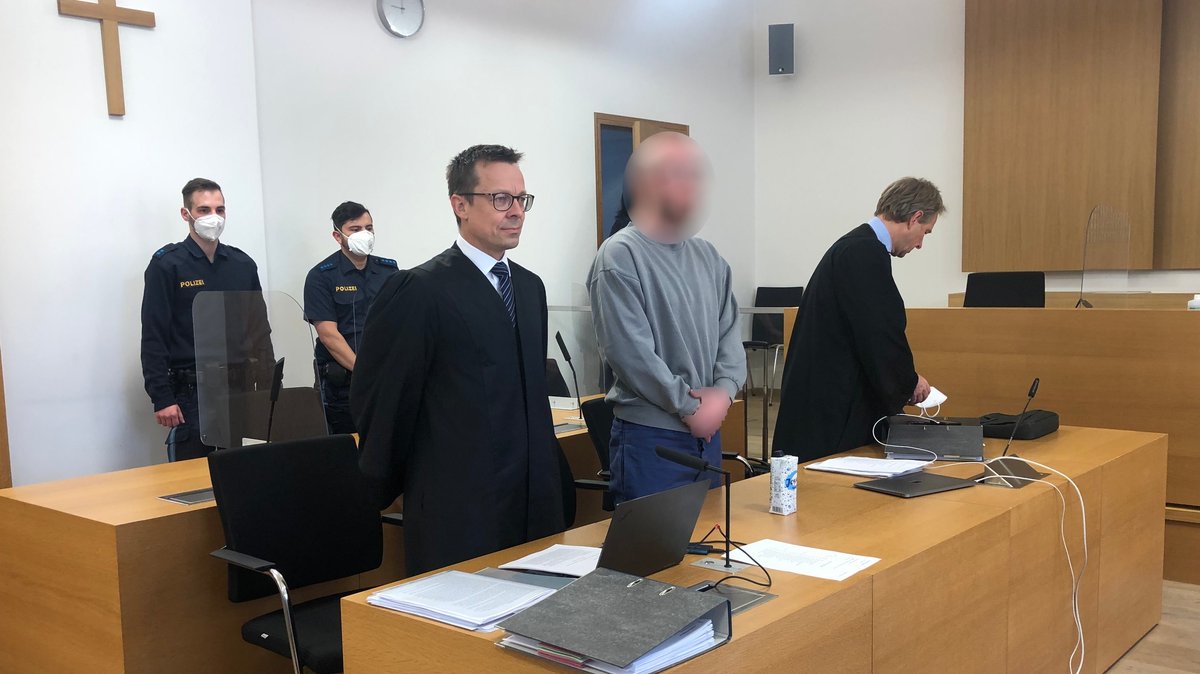 Der angeklagte Dominik R. mit seinen Anwälten vor dem Landgericht Deggendorf