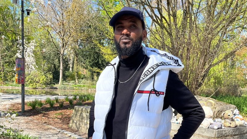 Ahmed Mohamed Odowaa am Tatort im Park Schöntal, wo er im Januar den Aschaffenburger Messerangreifer zu Fuß verfolgte. | Bild: Barbara Ecke/BR Ahmed Mohamed Odowaa am Tatort im Park Schöntal, wo er im Januar den Aschaffenburger Messerangreifer zu Fuß verfolgte.