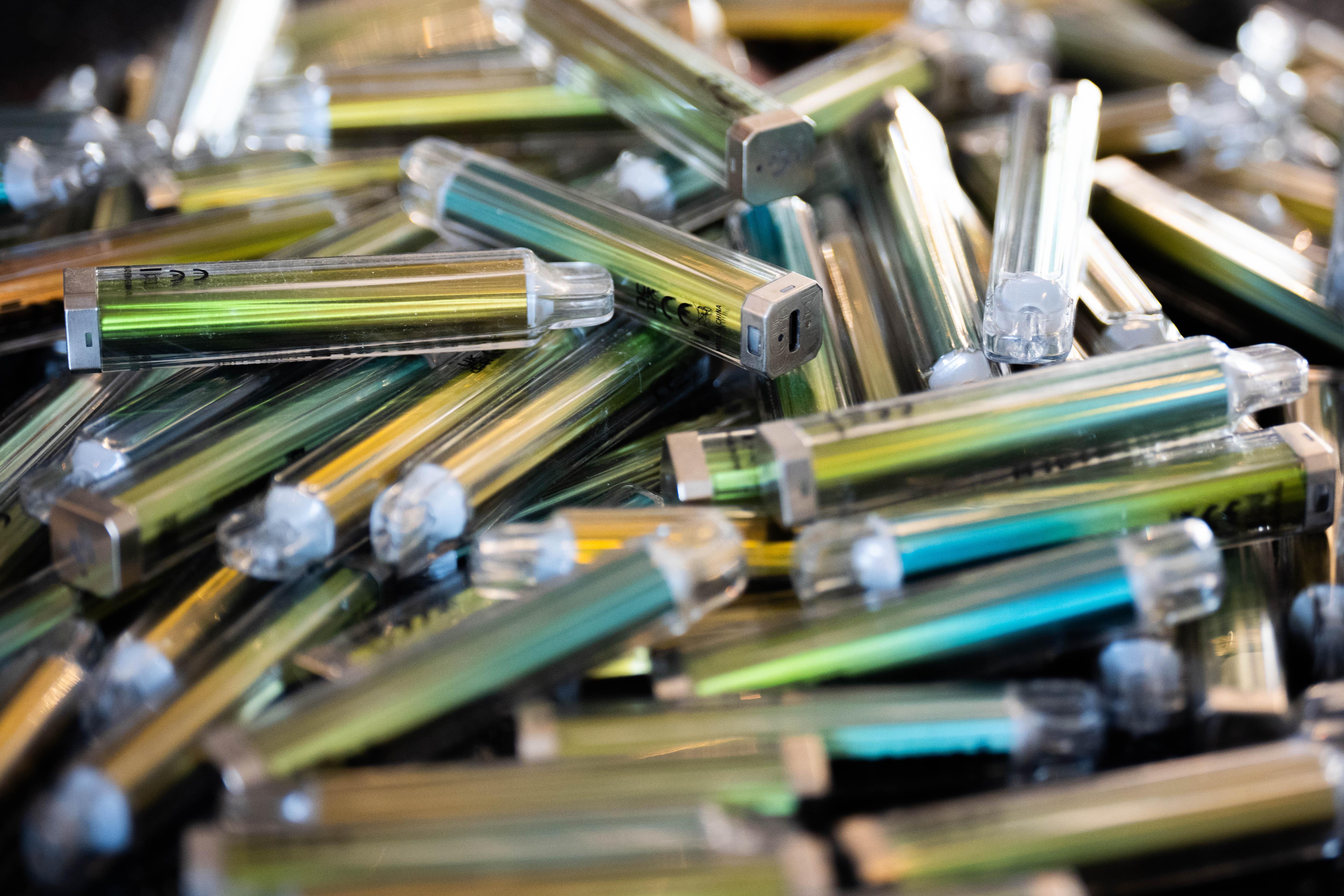 Mehrere bunte Vapes (E-Zigaretten)