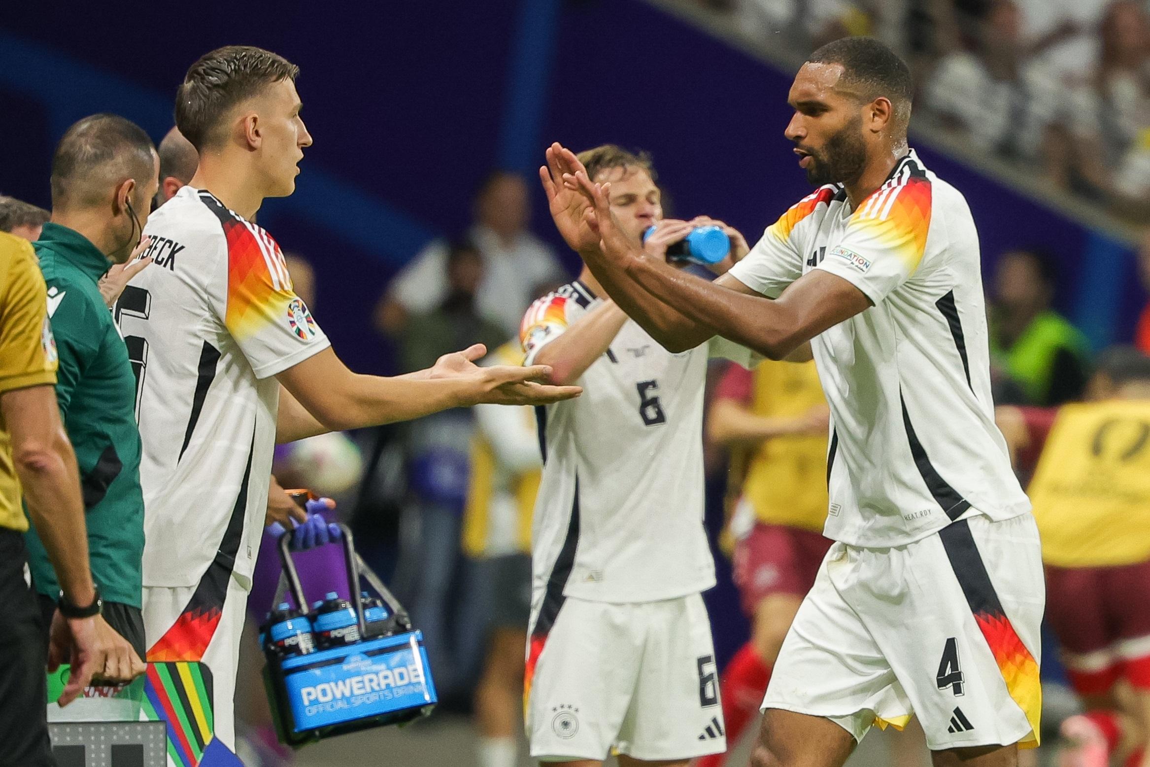 Nico Schlotterbeck (l.) kam gegen die Schweiz für Jonathan Tah in die Partie