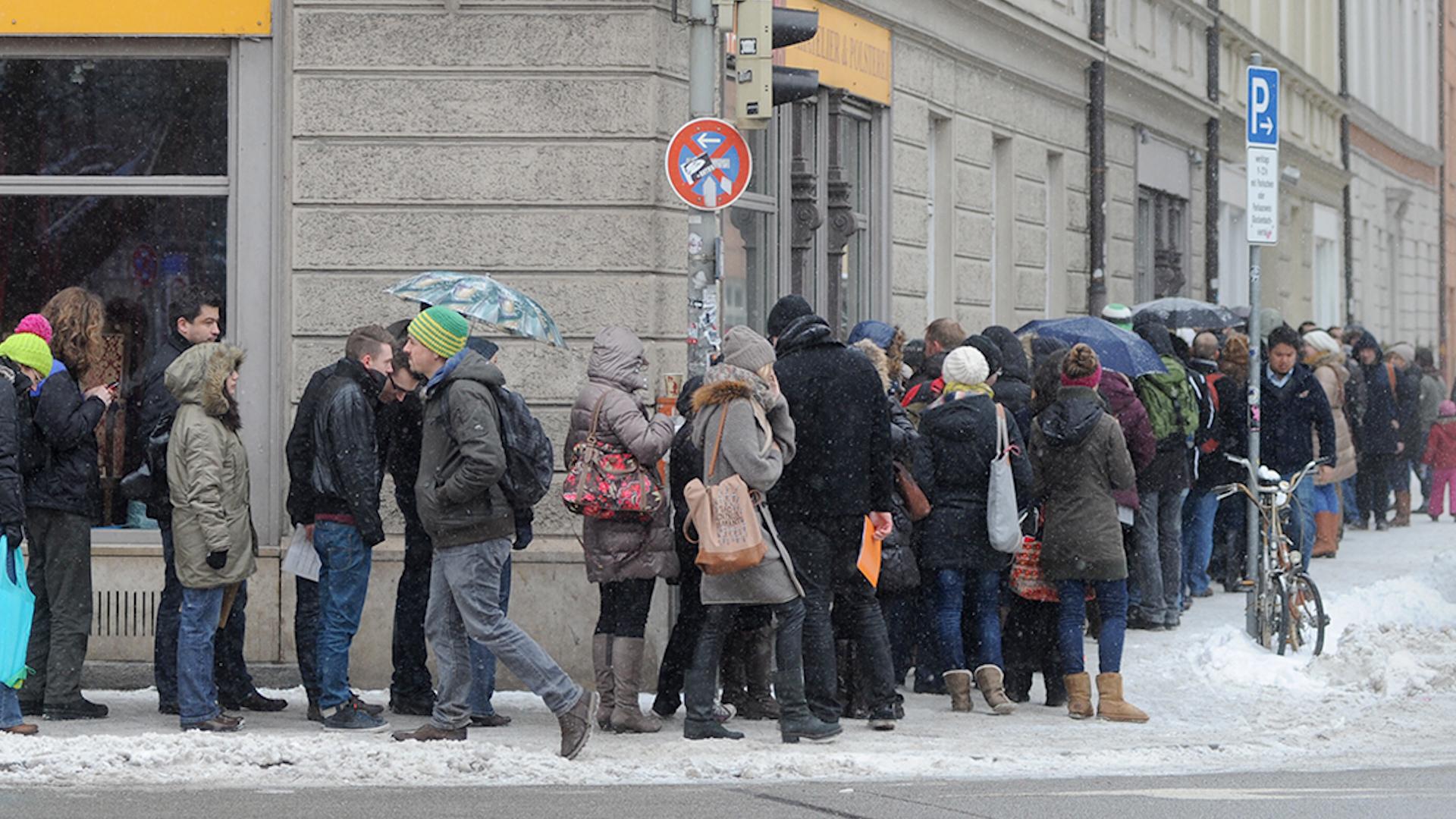 Viele Menschen stehen für eine Wohnungsbesichtigung an.