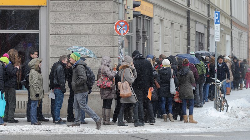 Viele Menschen stehen für eine Wohnungsbesichtigung an. | Bild: BR Viele Menschen stehen für eine Wohnungsbesichtigung an.