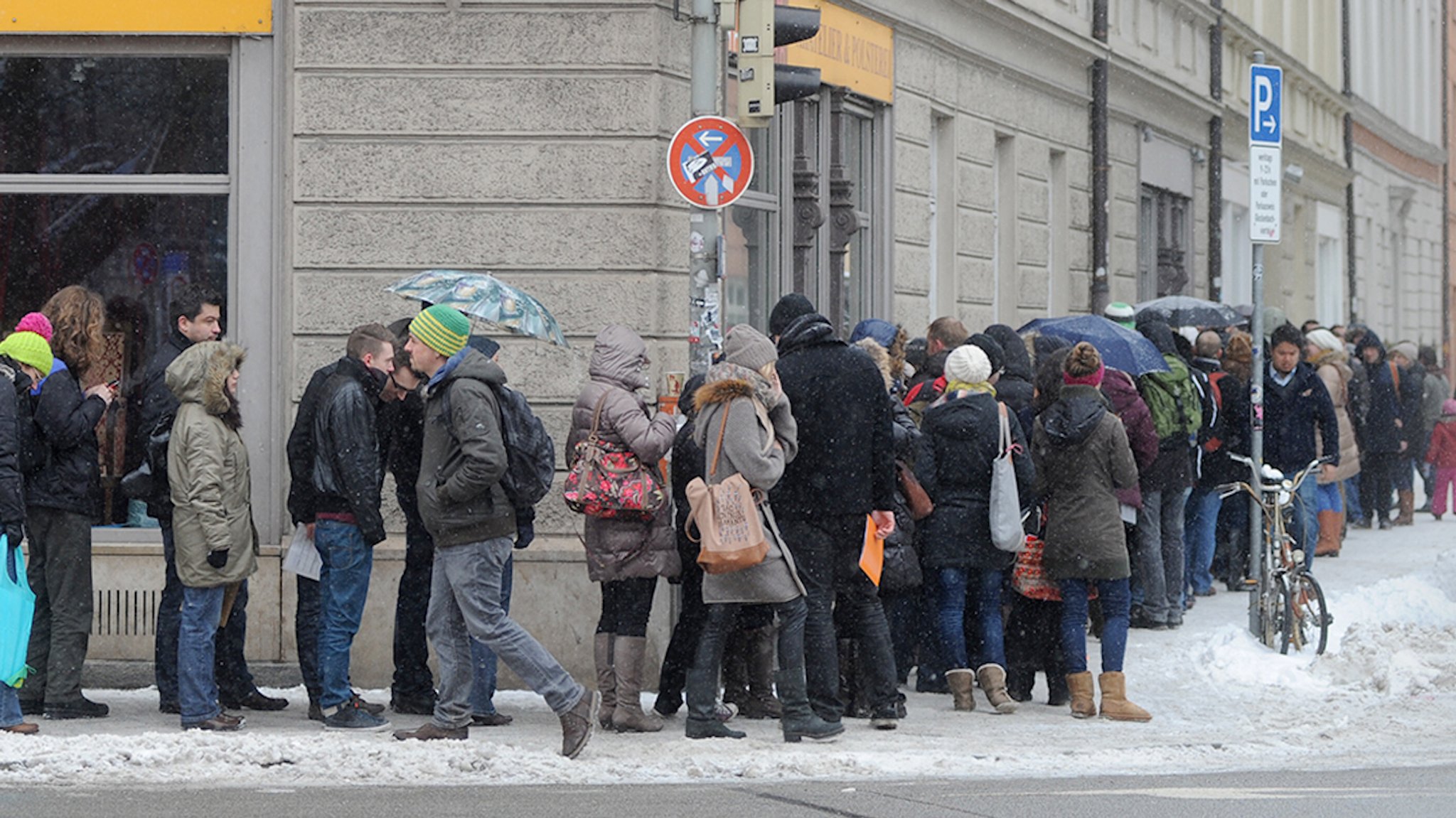 Viele Menschen stehen für eine Wohnungsbesichtigung an.