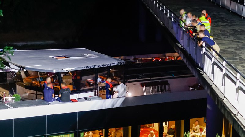 Das Oberdeck des verunglückten Schiffes hängt an der Brücke fest. | Bild: NEWS5/David Oßwald Das Oberdeck des verunglückten Schiffes hängt an der Brücke fest.