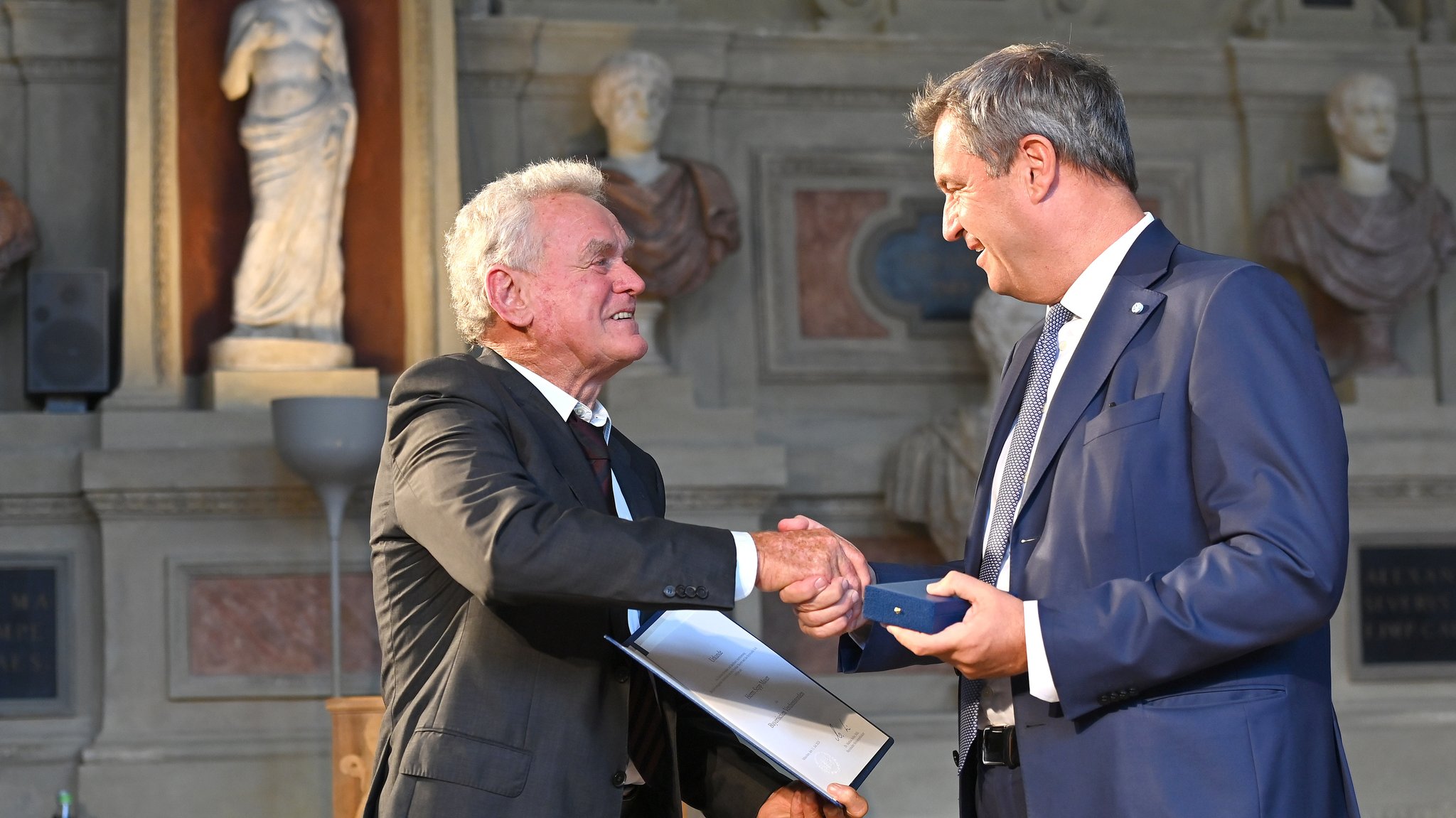 Sepp Maier (l.) und Markus Söder, hier bei der Verleihung des Bayerischen Verdienstordens im Juli