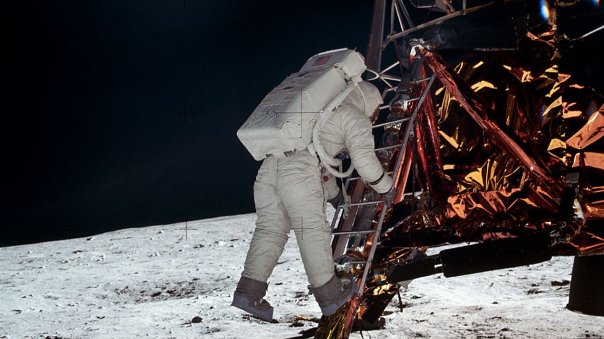 Als Neil Armstrong bei der ersten Mondlandung den Mond betrat, war natürlich niemand da, der ihn dabei fotografieren konnte.