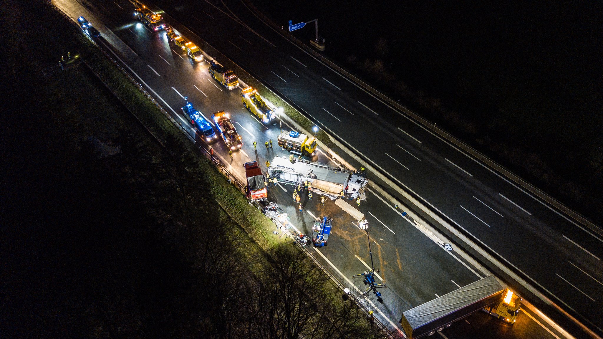 Ein Sattelzug krachte in Warnleitanhänger der Feuerwehr und kippte um.