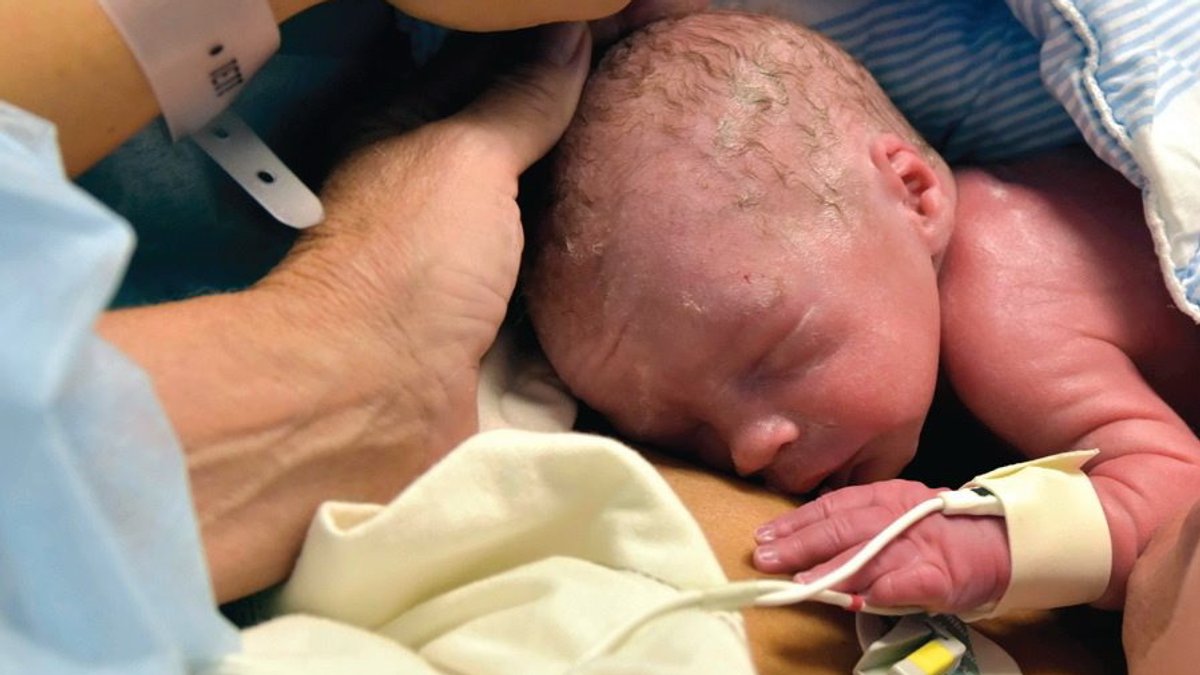 Das weltweit erste Baby in Göteborg, das 2014 mit einer transplantierten Gebärmutter zur Welt kam. 
