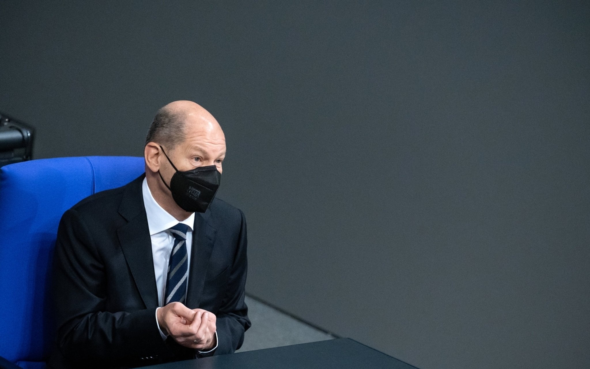 09.12.2021, Berlin: Bundeskanzler Olaf Scholz (SPD) sitzt bei der Plenarsitzung im Deutschen Bundestag. Die Hauptthemen der 6. Sitzung der 20. Legislaturperiode sind die Verlängerung der Corona-Wirtschaftshilfen und das auslaufende Investitionsprogramm für den Ausbau der Ganztagsbetreuung von Kindern. Foto: Bernd von Jutrczenka/dpa +++ dpa-Bildfunk +++