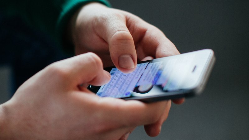 Über Chats in Dating- oder Social-Media-Portalen bahnen auch Betrüger heutzutage ihre Maschen an. | Bild: BR/Julia Müller Über Chats in Dating- oder Social-Media-Portalen bahnen auch Betrüger heutzutage ihre Maschen an.