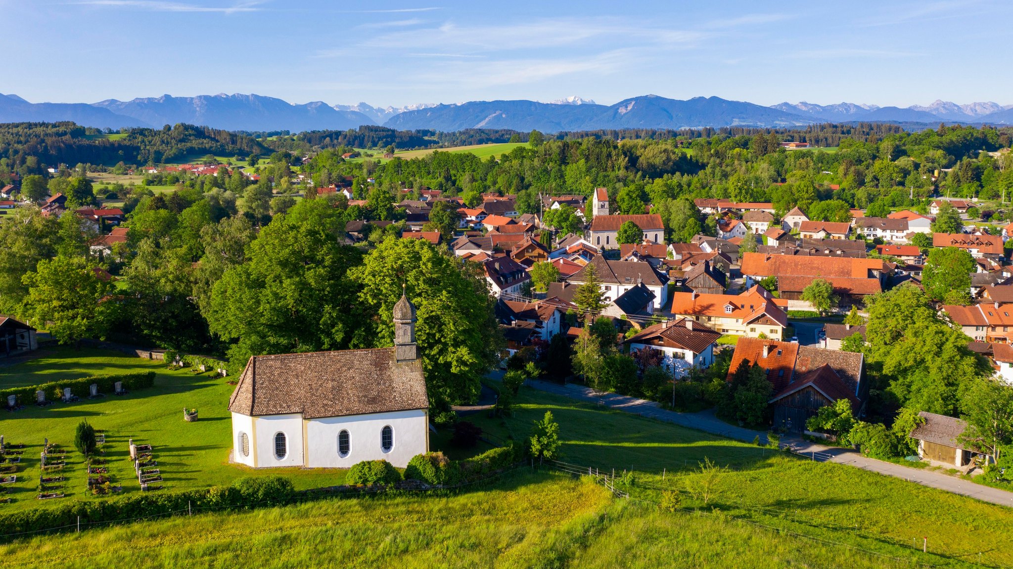 Kirche St. Johann und Blick auf Huglfing, Pfaffenwinkel, Alpenvorland | Bild: picture alliance / imageBROKER | Martin Siepmann Kirche St. Johann und Blick auf Huglfing, Pfaffenwinkel, Alpenvorland