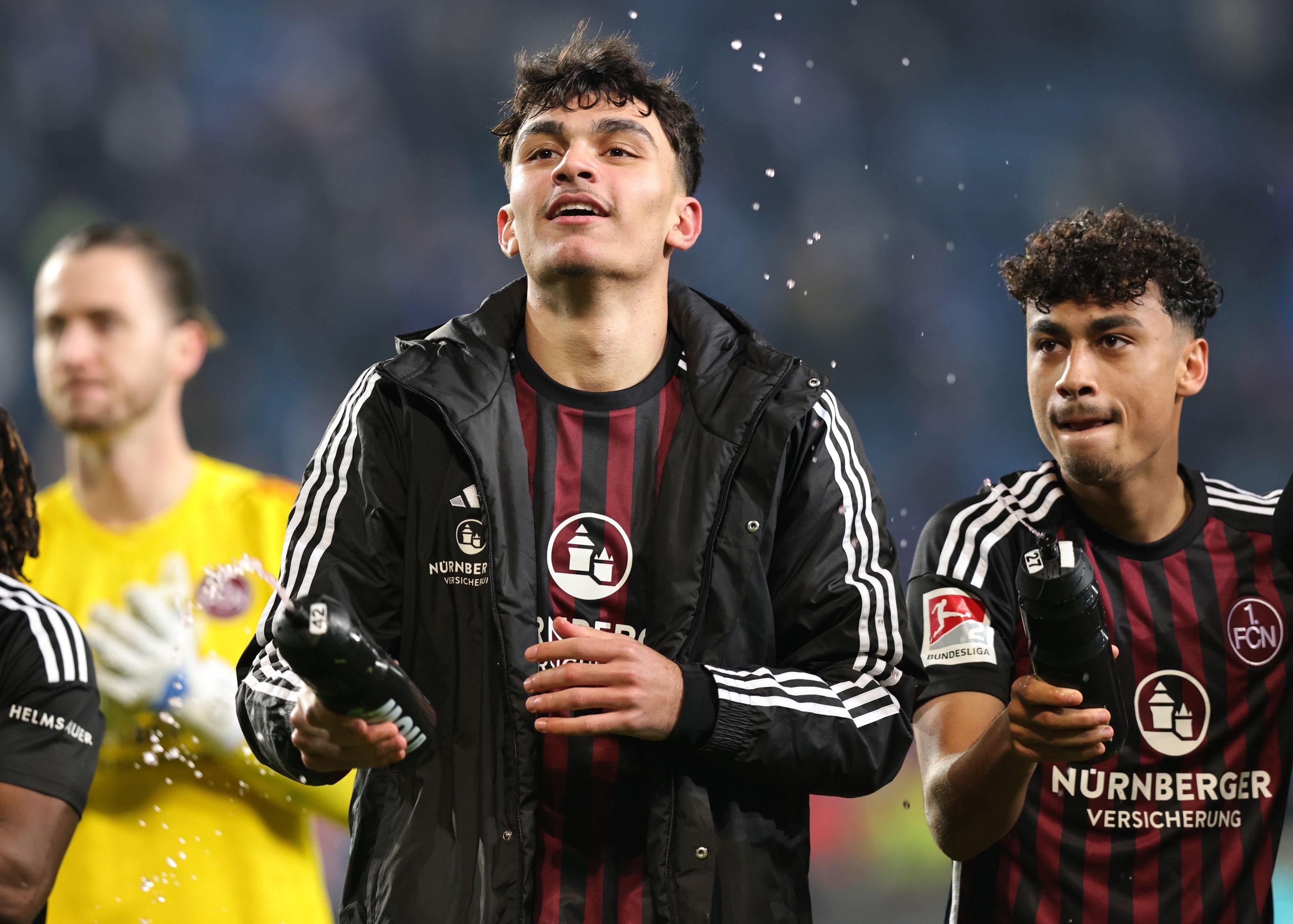 Can Uzun feiert einen Sieg im Trikot des 1. FC Nürnberg.