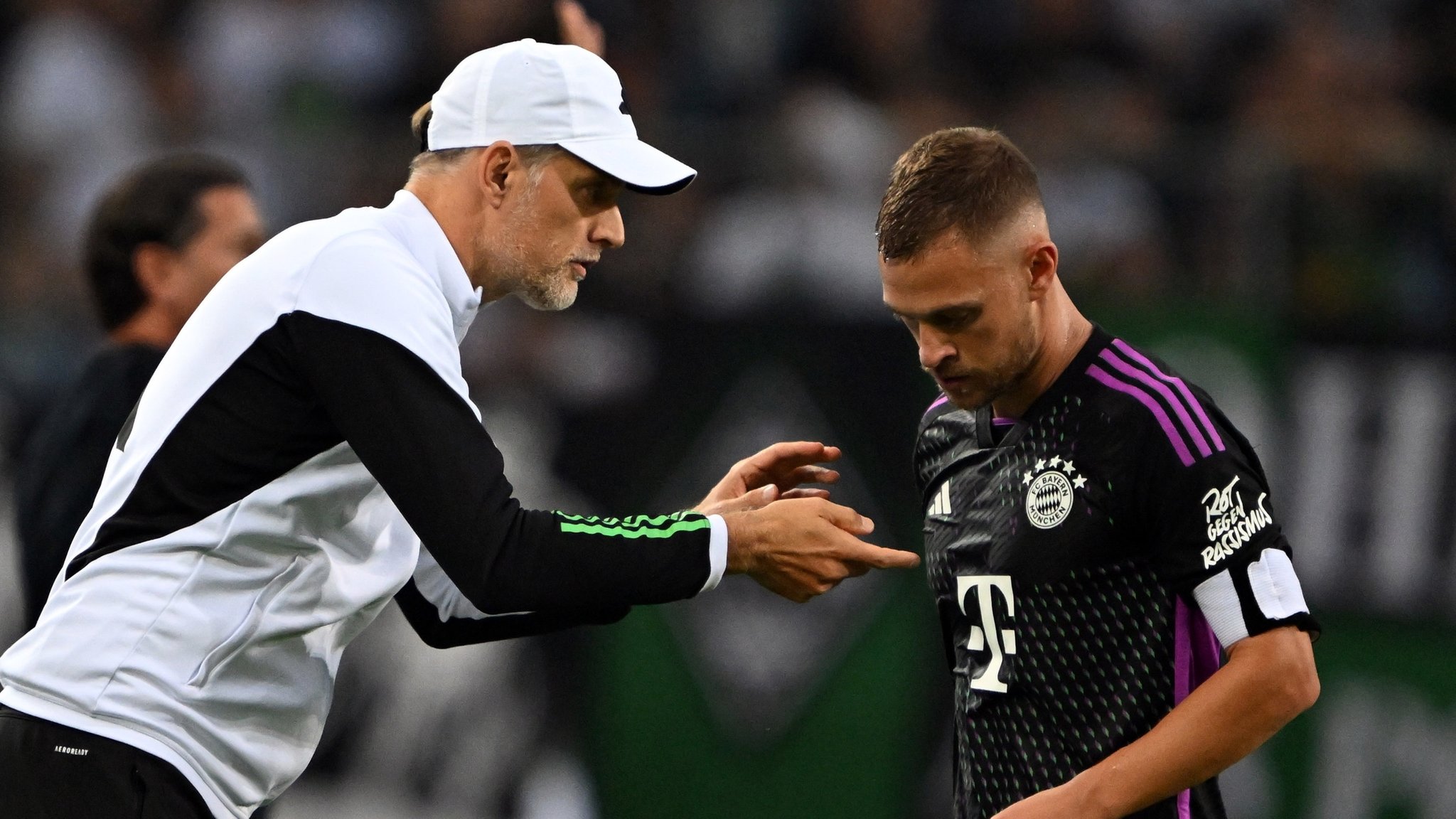 Bayerns Trainer Thomas Tuchel gibt Joshua Kimmich Anweisungen.