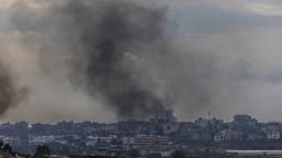 Bei einem israelischen Luftangriff im Gazastreifen sind nach Angaben eines Krankenhauses mindestens 24 Menschen getötet worden. | Bild:dpa-Bildfunk/Ilia Yefimovich